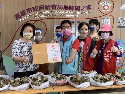 無障礙之家飄粽香 社區送愛陪憨兒過端午1