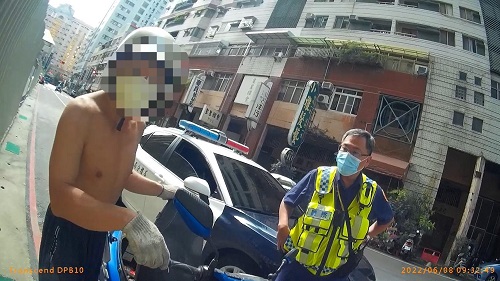 男子騎車闖紅燈遭警攔查，竊盜通緝身分意外曝光遭逮送辦！1
