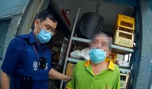 老翁酒後醉倒路邊 內惟警貼心關懷 結果身分不一般2