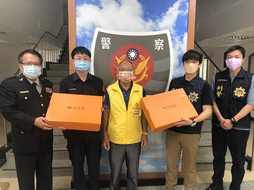 警察節快樂! 里港警友會送「蘋」安1