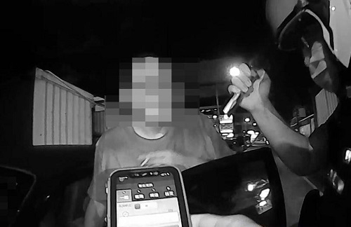 車輛大燈壞掉還上路遇警盤查 駕駛狂冒汗超緊張 原來車內藏毒品1