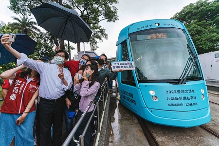 2022臺灣文博會在高雄「台灣IP‧高雄原創─高雄聊療號」輕軌列車啟動！ 六位高雄創作者超人氣貼圖角色首合體 市長陳其邁開箱列車療癒上路7