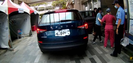 公公載腹中疼痛首胎人工受孕媳求幫忙 警急開道安全抵達1