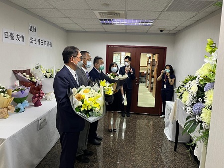 南服中心偕同外交部南辦 前往日台協會高雄事務所悼念安倍晉三
