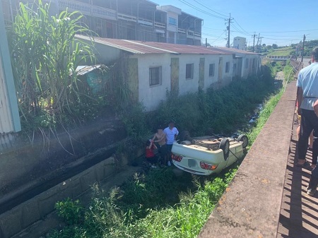 大樹區龍目二號橋車禍案 女駕駛車輛翻覆於水溝內 警消救出 意識清楚