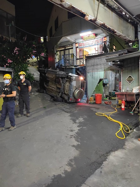 女子倒車方向盤打偏擦撞盆栽 柴山山海宮旁 翻車案2