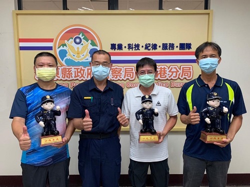 從警奮鬥一生榮退，東港警分局長獻上最誠摯的祝福! 2