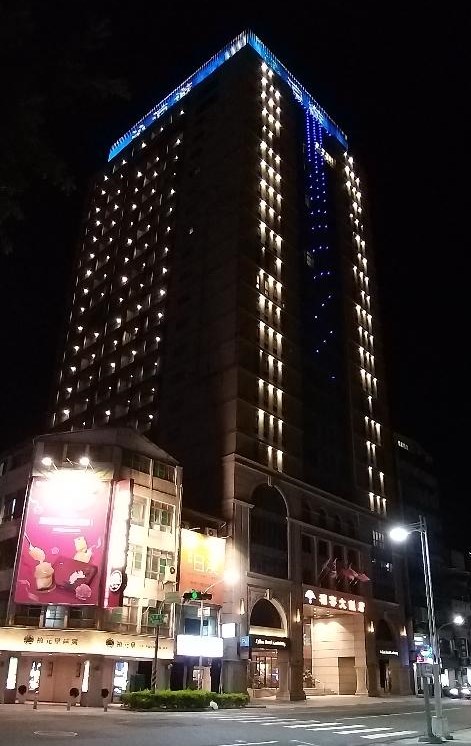 想當美人魚 就來福容高雄店 泳池美人魚秀 7月10日上午1030演出首秀7