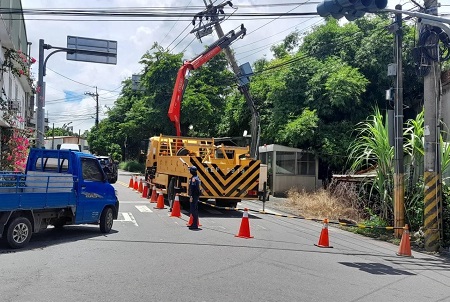 拖板車轉彎因內輪差 擦撞台電電桿致折彎1