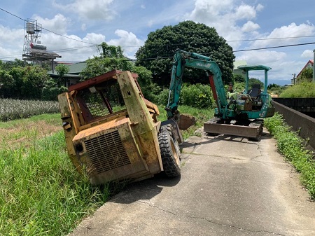 推土機掉落水溝 警方熱心協助反而查獲男子醉駕怪手2