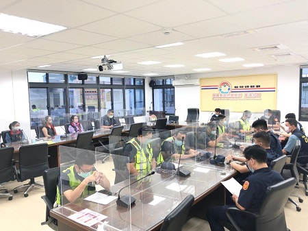 暑期青春專案與防疫並重 里港警針對桌遊店擴大臨檢2