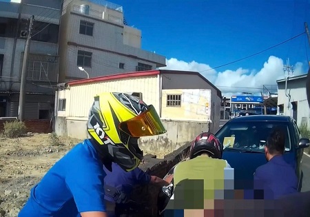 會車不慎駛入水溝，警民齊心協力助脫困1