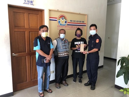 枋警東海所所長藍清輝及警員夏群凱 結合民間善心人士，協助原民家庭度過難關1
