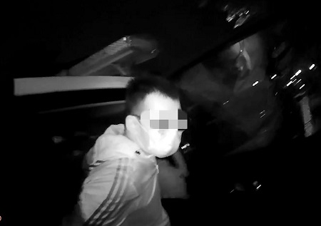 港都夜雨警作陪 男背4條通雨夜駕車未開燈 引警盤查窮途末路栽在高雄2
