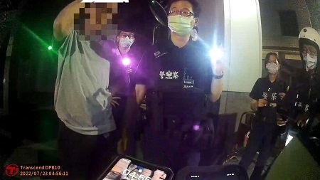 男子深夜遇警盤查手忙腳亂，K盤不慎掉落「曝光」，瞎忙一場結果仍遭警送辦！3