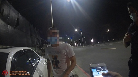 男子深夜違停遇警盤查 駕駛驚恐東遮西掩 原來車內藏毒！2