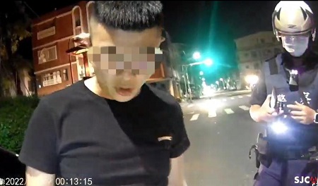 男疑恍神綠燈還不走 警盤查掉出這東西 真的不好了1