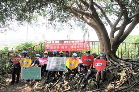 畢業生攀樹完成「土地宣言」 港埔國小畢業生的畢業成年禮1