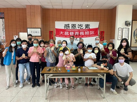 祖孫共學一起同樂 動力機械模型機器人與大昌巷弄長照站1
