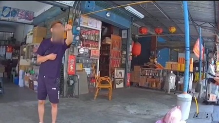 街頭脫序砸電桿洩憤 楠警即時壓制結束大暴走1