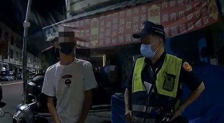 通緝男天真問 明天自己去報到可以嗎？ 紅燈急停越線身分露餡1