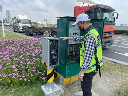 強化號誌運作韌性 高雄市完成80處路口號誌不斷電設施 守護市民交通安全1