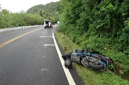 機車自摔遭遊覽車輾壓 騎士傷重不治1