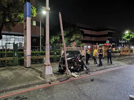 深夜撞斷人行道燈柱 竟是酒後駕車惹禍3
