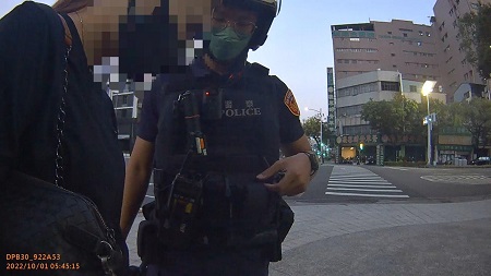 真愛相隨！男友通緝遭逮 女友聞訊急赴警局探視 怎知女友也是通緝犯 這下雙雙遭逮1