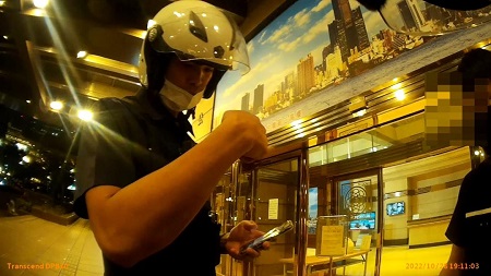 聽到要拿證件就肚子痛？！ 兩條通緝男遇警盤查，佯裝肚子痛想烙跑，當場遭逮送辦！2