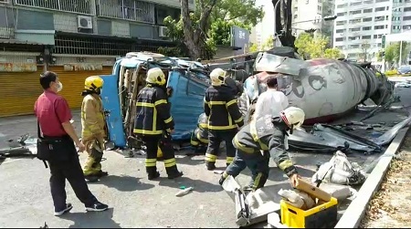 預拌混凝土車翻落立體橋下 殃及騎機車路過的嬤孫 佔據鼓山區中華一路與翠華路口慢車道1