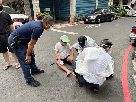 7旬老翁倒臥街邊流血 漢民警暖心關懷助送醫