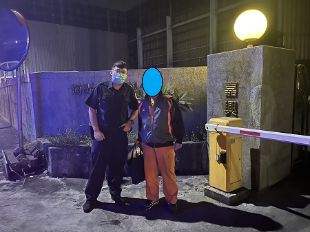 上班途中機車拋錨，熱心警及時救援