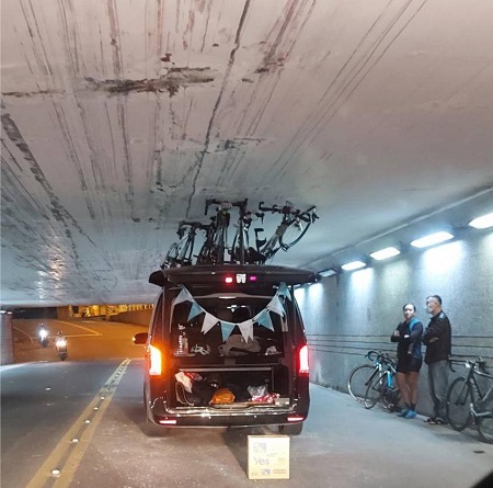 仁武八德西路後港巷涵洞 小客車附掛腳踏車卡涵洞