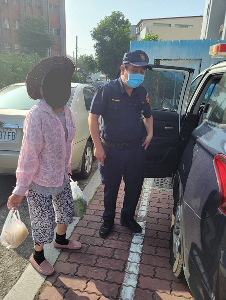 八旬老嫗步行買菜完無力回家 暖警貼心護送返家
