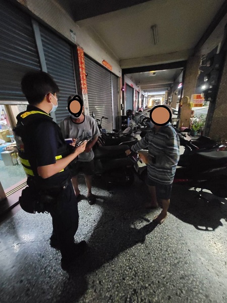 八旬阿公坐臥路邊 暖警攙扶返家