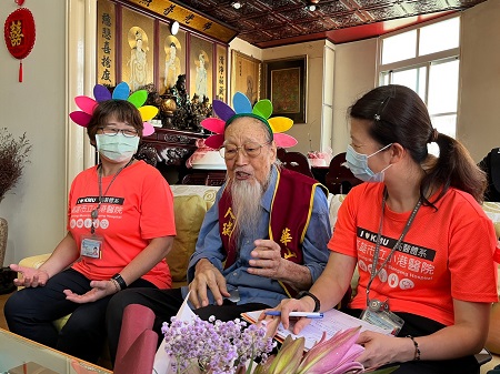 小港醫院醫護加入華山義工 為101歲爺爺慶生 1