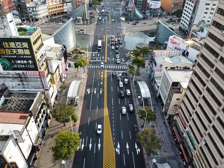 標線改造！中山一路設置偏心左轉車道 行車更順暢安全1