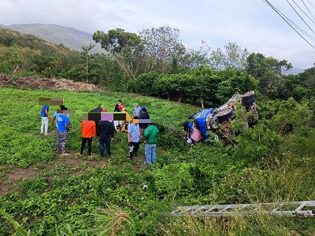 滿州灑水車駕駛未注意路況 不慎摔落路邊田野1