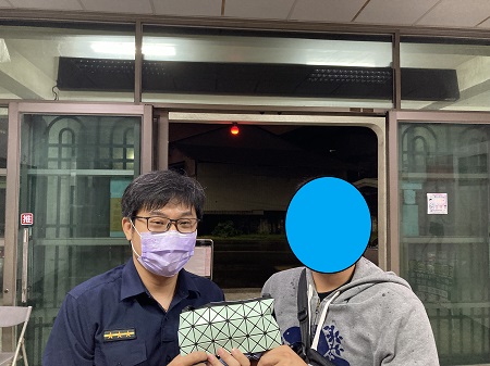 熱心婦女拾獲造型肩背包，警耐心等待失主回撥