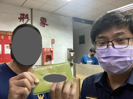 男子遺失郵局儲金簿，熱心警尋電話號碼通知發還