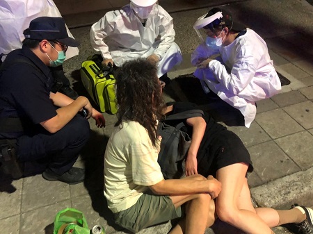 醉女深夜倒臥路旁 暖警關懷助叫車返家