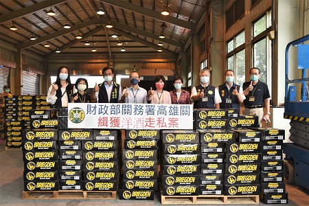 高雄關查獲12只轉口櫃走私啤酒22,000箱 市價約新臺幣2,200萬元1
