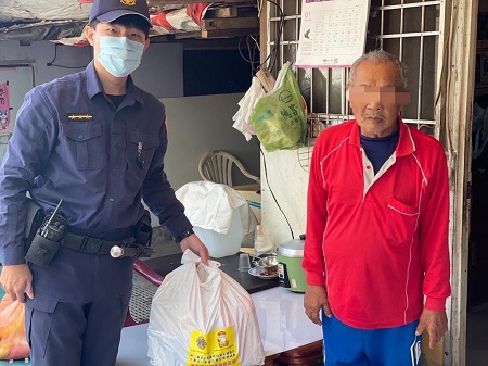 仁武警結合民間團體寒冬送暖關懷獨居長者 暖贈白米喜迎兔年