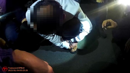 併排停車遭警盤查 男子偷藏毒品被抓包 直接蹲在地上耍賴2