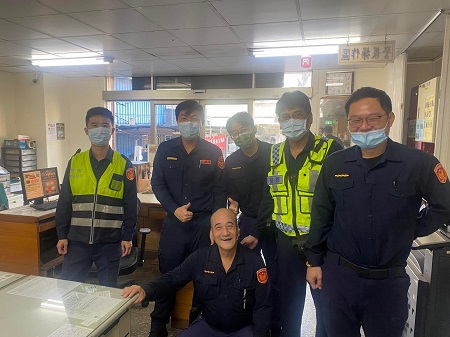 堅守崗位到最末日，警察阿公珍重再見