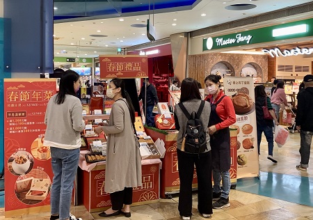 夢時代即日起至1月2日 指定櫃消費滿3仟送3佰 迎接農曆春節 網羅名店圍爐套餐、鮮食禮盒、人氣伴手禮齊聚夢時代1
