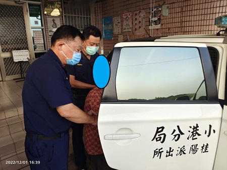 失智老婦迷失在公園，暖警運用愛心手鍊協助返家團聚