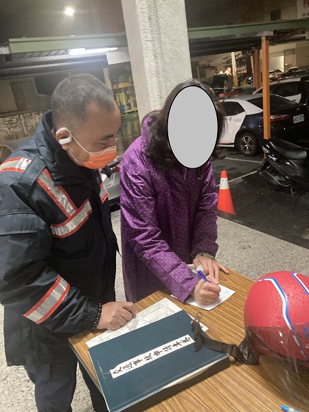 女子機車拋錨請求警察協助，熱心警駕駛警車護送返家