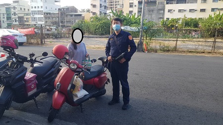 小港警讚讚早晨貼心送暖送物資